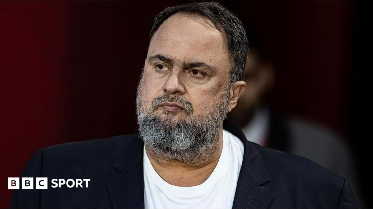 Marinakis, Palace taraftarının pankartı için dava açtı