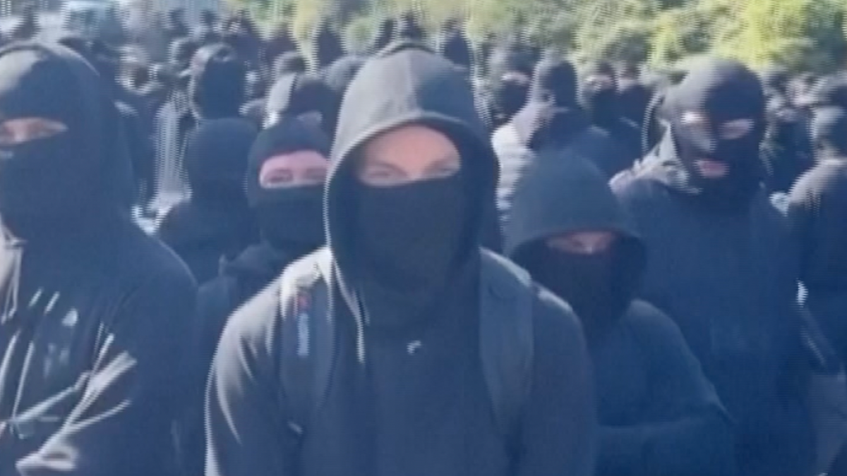 Maskeli Göstericiler Dover Limanı'nı Bloke Etti