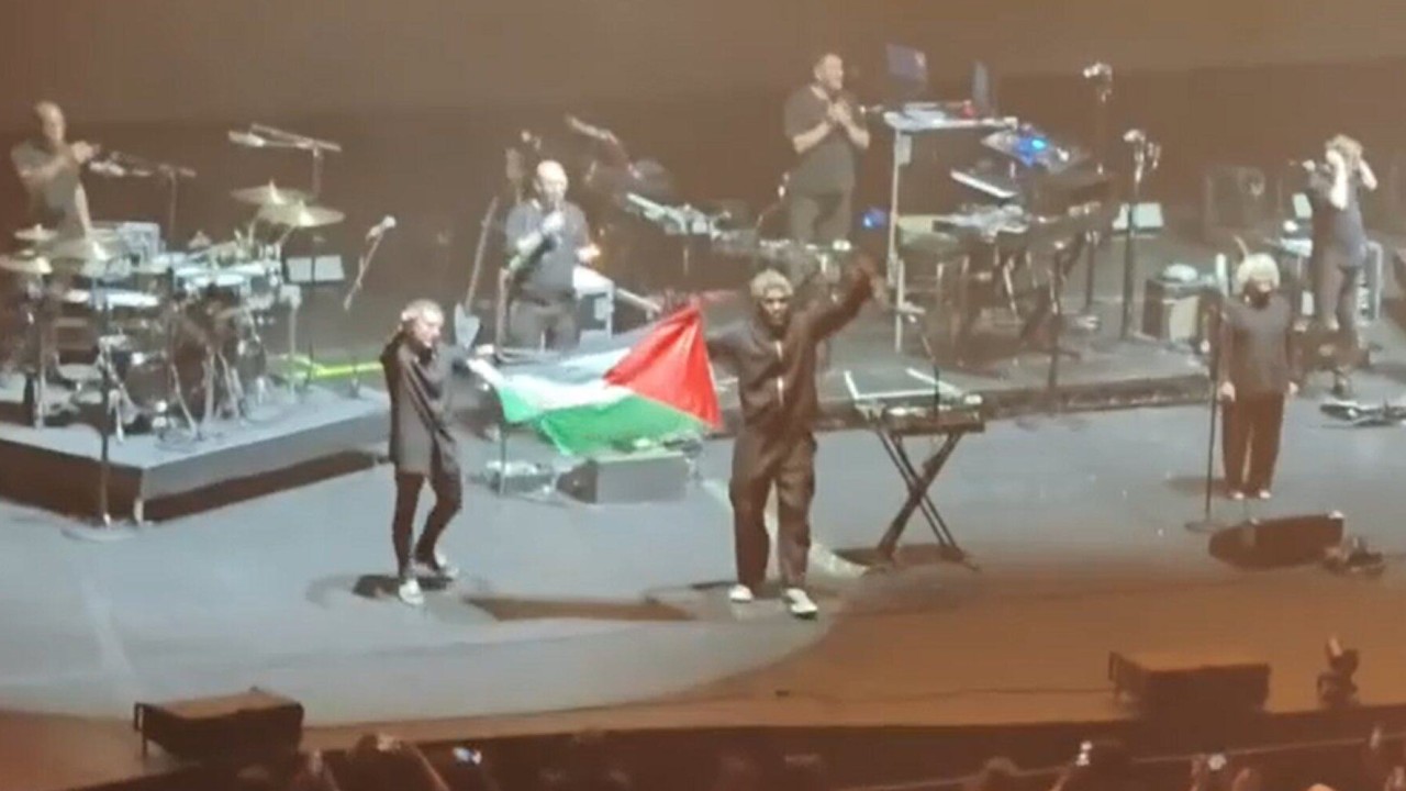 Massive Attack Singapur'da Filistin bayrağı nedeniyle yasaklandı
