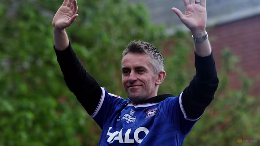 McKenna, Premier Lig'e yükseldikten bir ay sonra Ipswich'ten ayrılıyor