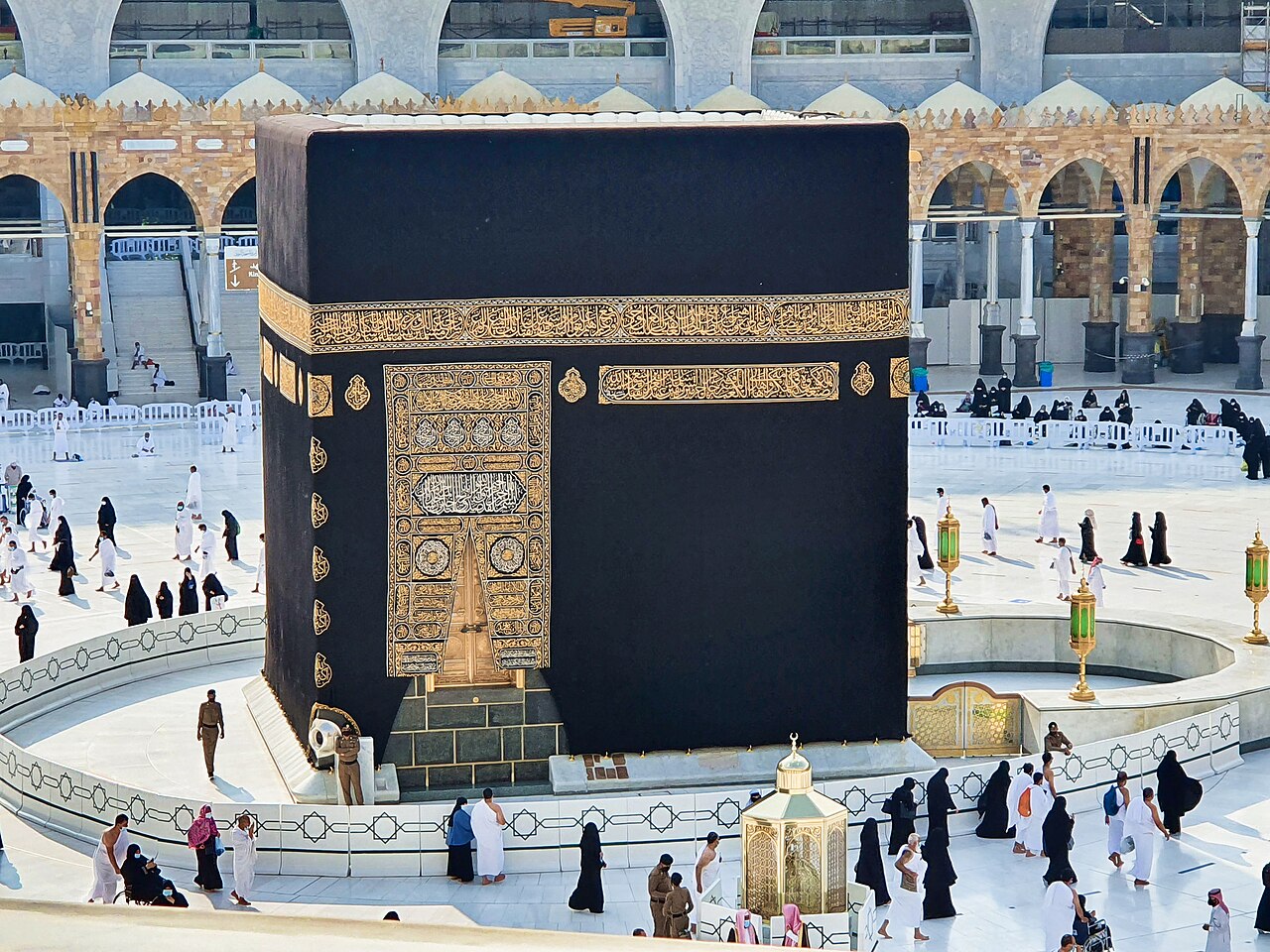 Mekke'de Kabe'ye Şiddetli Yağış: Sel ve Fırtına