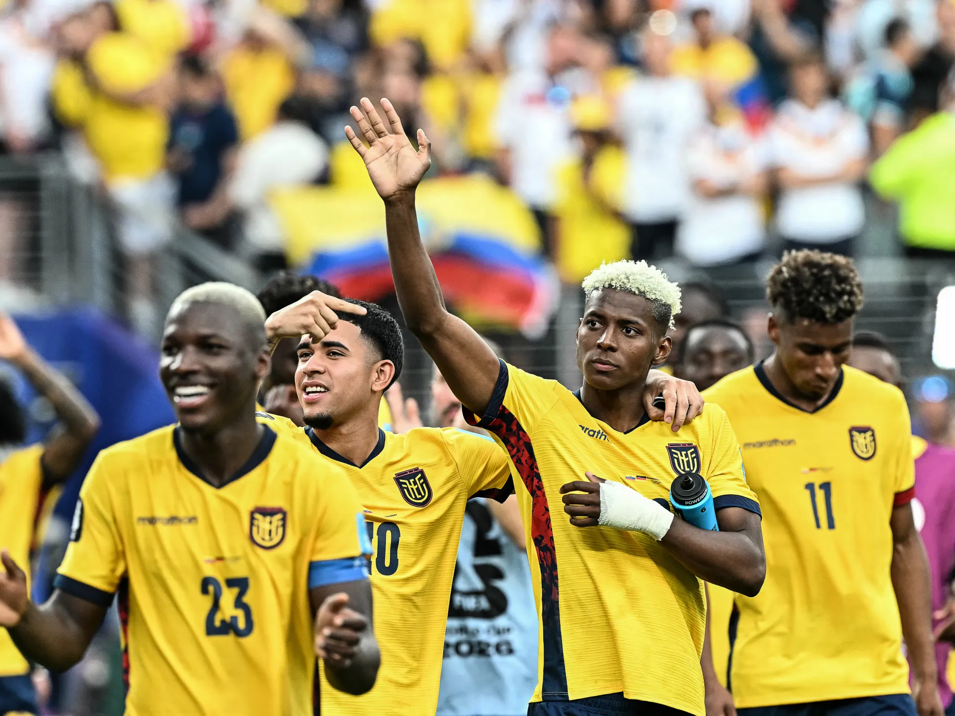 Meksikalı taraftarlar Ekvadorlu futbolcuları klaksonla uyutmadı