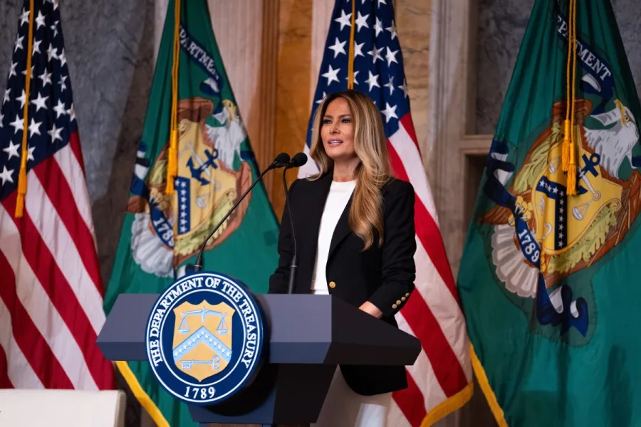 Melania Trump'tan koruyucu aile çocuklarına Trump hesaplarına erişim imkanı