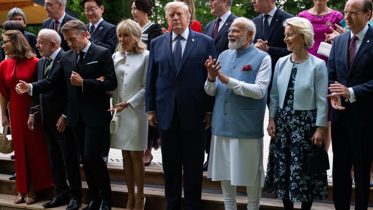 Meloni ve Trump G7'de samimi anlar yaşadı: İtalyan lider sigarayı bırakırken Trump forma aldı