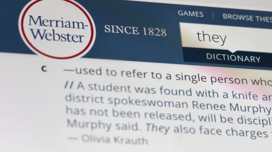 Merriam-Webster Sözlüğüne 1400 Yeni Kelime: Rickroll ve Looksmaxxing Resmi Dilin Parçası Oldu