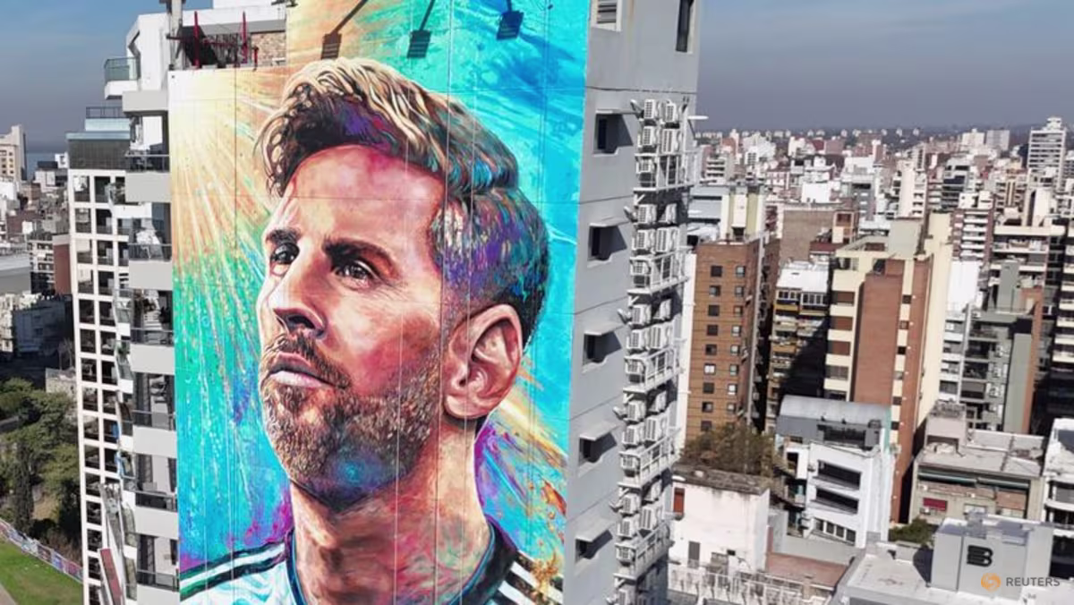 Messi'nin dev duvar resmi memleketinde yenilendi