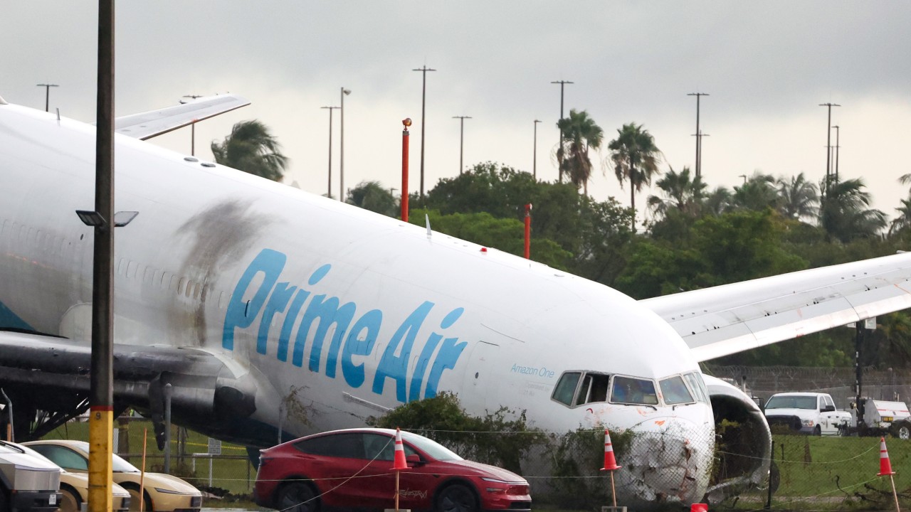 Miami'de Amazon kargo uçağı düştü: Kara kutular bulundu