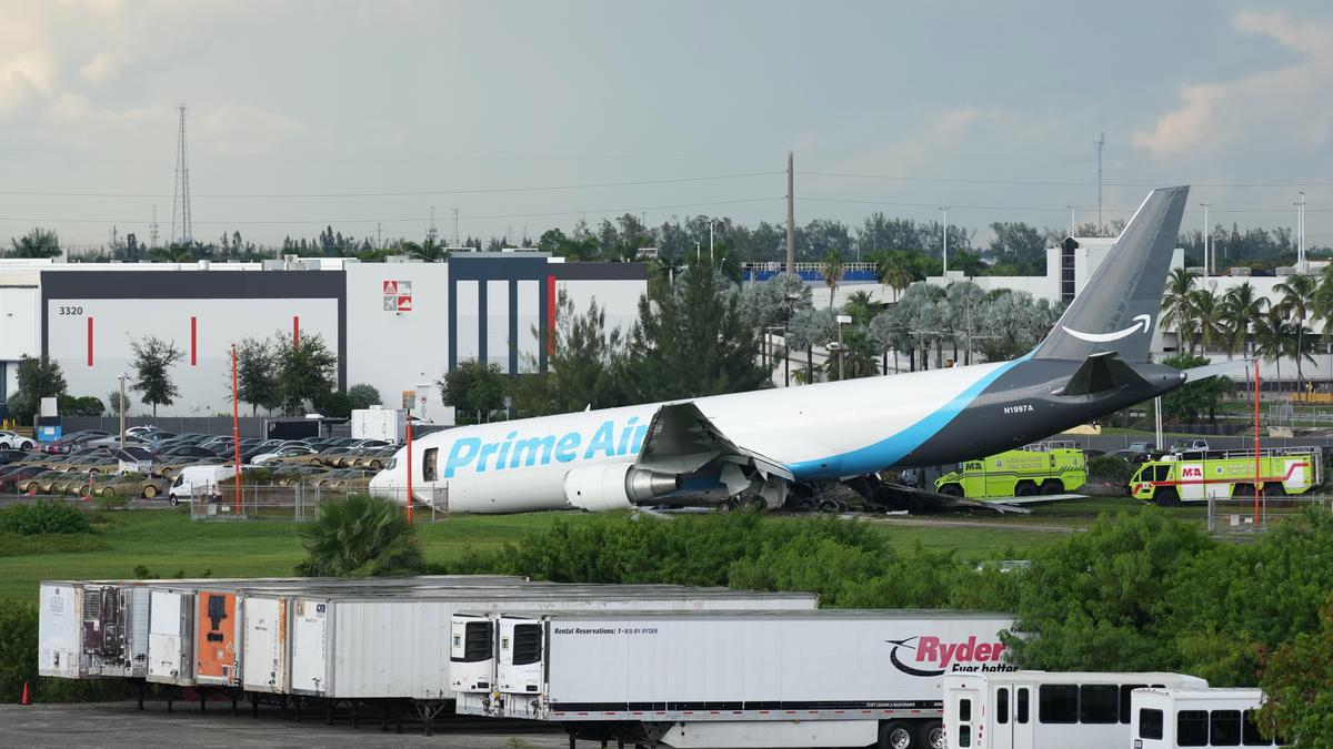 Miami'de Amazon kargo uçağı pistten çıktı: En az 5 ölü