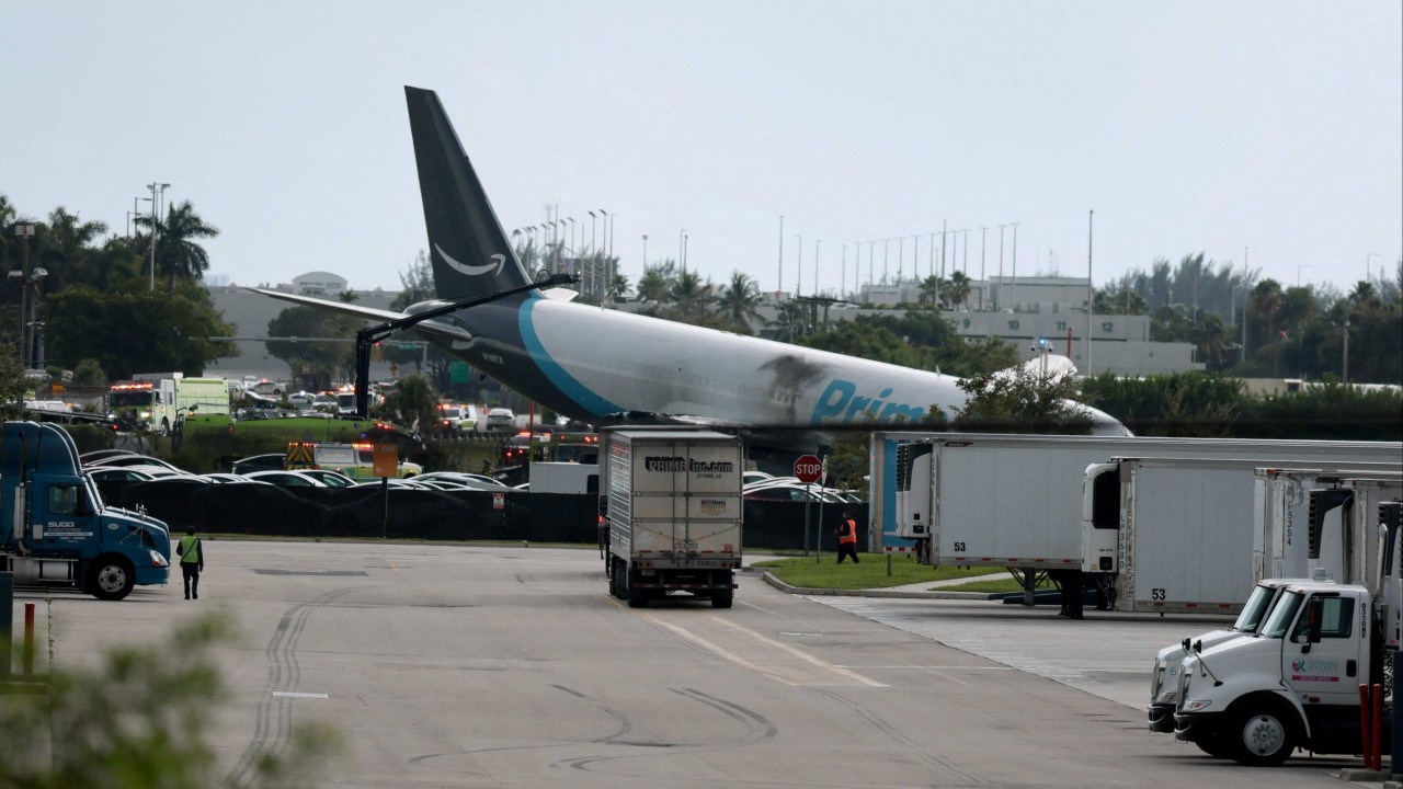 Miami Havalimanı'nda Amazon Kargo Uçağı Pistten Çıktı, Alev Aldı
