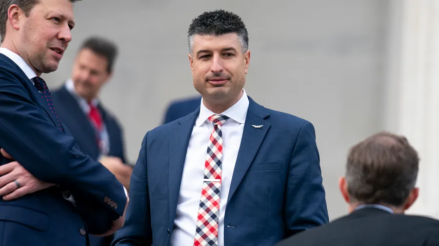 Michigan'daki Ön Seçimde İlerici Kanat Kazandı: Lawrence, Barrett'ın Karşısında