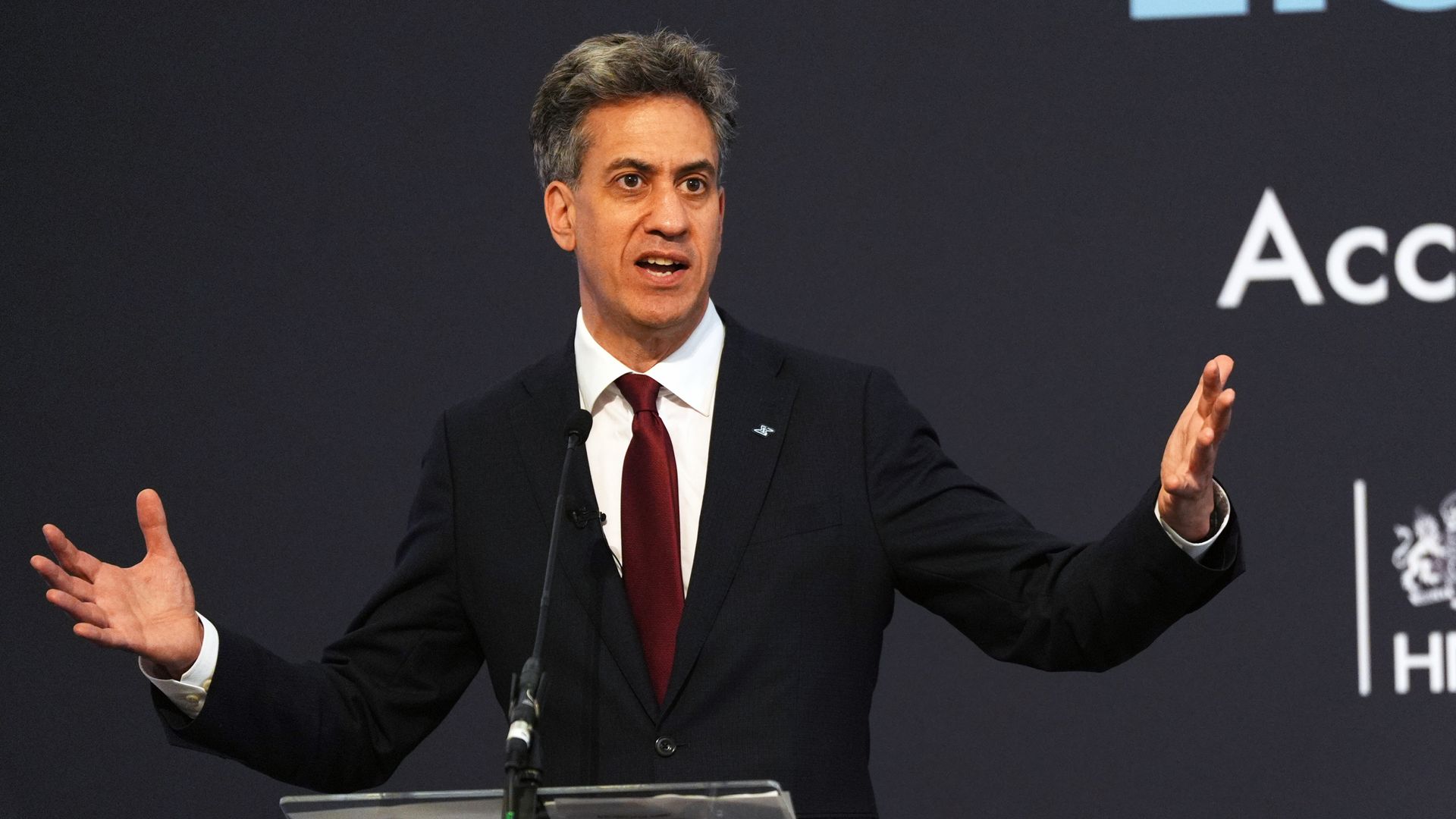 Miliband, İsrail'in 'kabul edilemez' yerleşim projesi için üst düzey diplomatı çağırdı