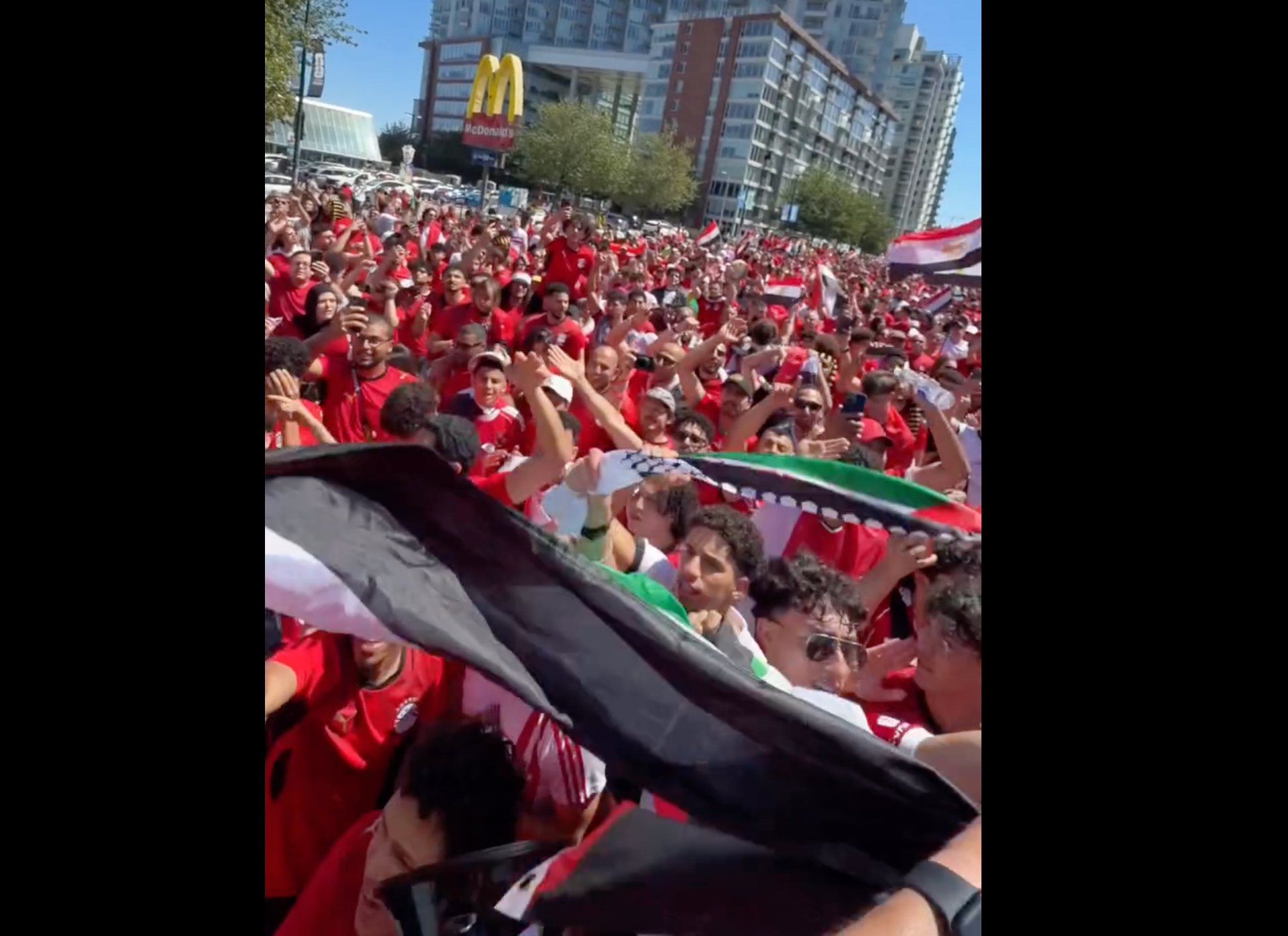 Mısırlı futbol taraftarları Vancouver'da Filistin'e destek sloganları attı