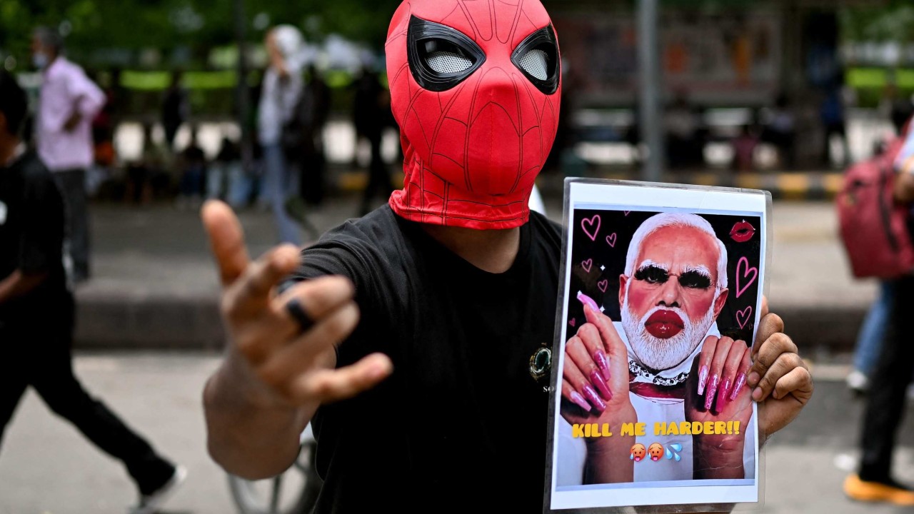 Modi, kendisine hakaret eden genç protestocuları affetmek istiyor