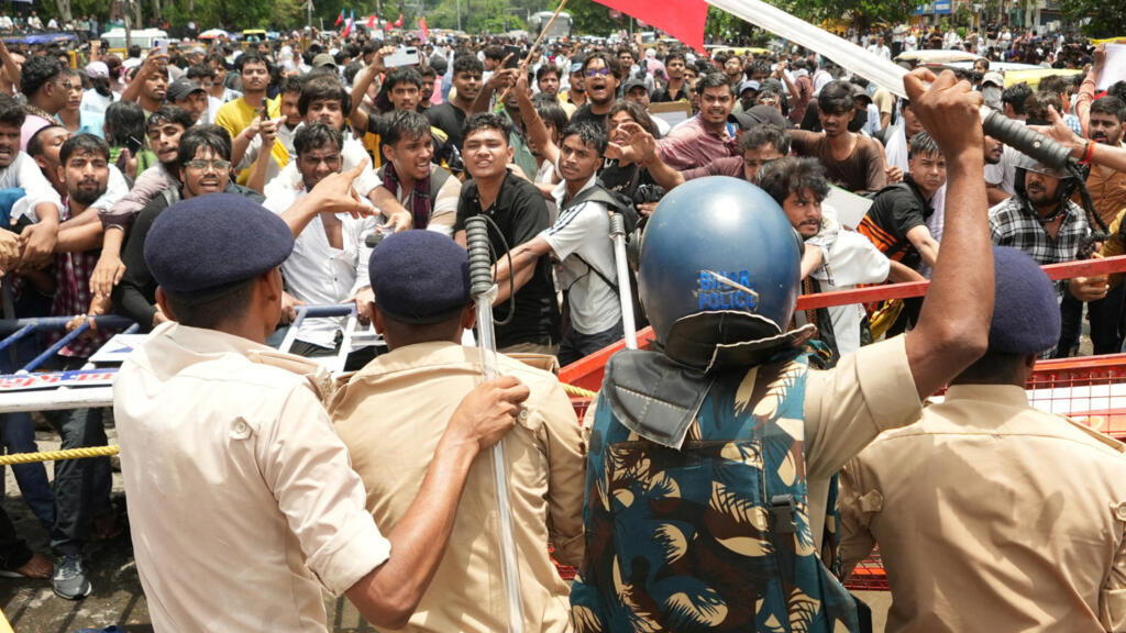 Modi'den 'Hamamböceği' protestolarına yanıt: Sınav skandalında faillere ceza