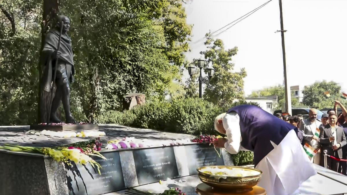 Modi Kırgızistan'da Gandhi'ye saygı duruşunda bulundu
