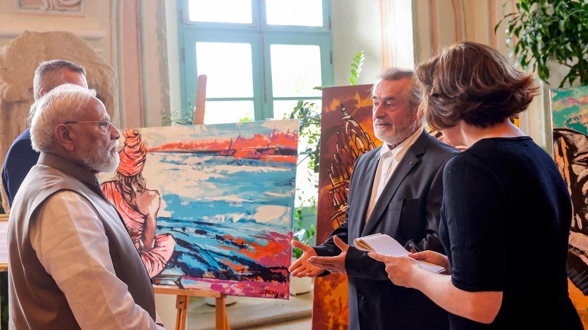 Modi’den Slovak sanatçıların Varanasi sergisine ziyaret