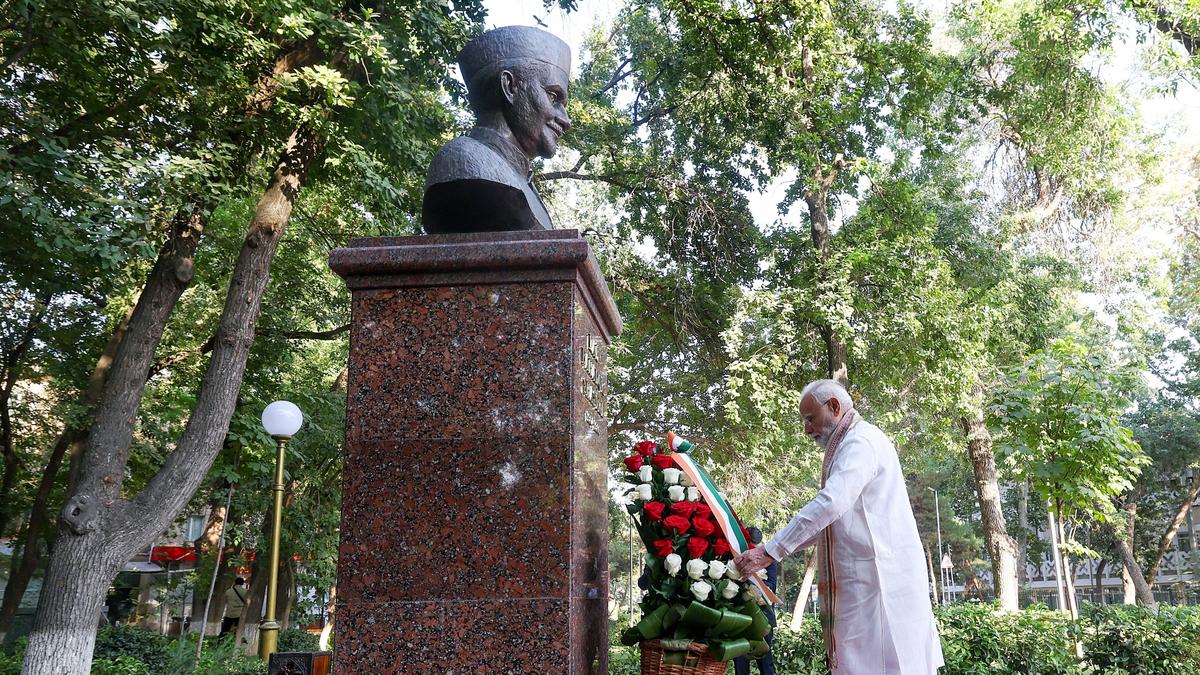 Modi Taşkent'te Shastri'yi Andı, Özbek Liderle Fidan Dikti