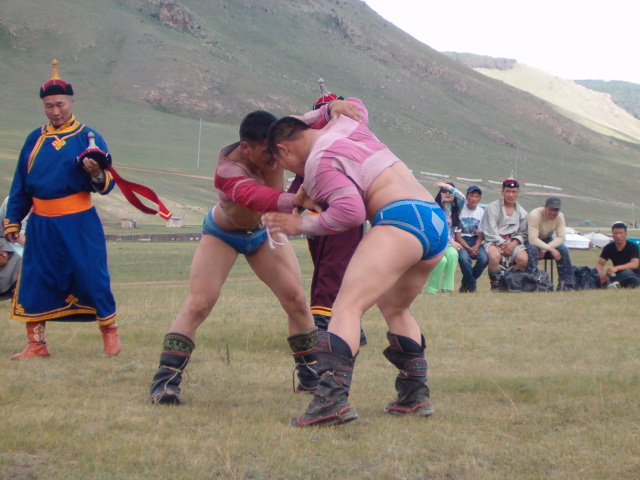 Moğol güreşçiler Naadam festivali için kampta ter döküyor