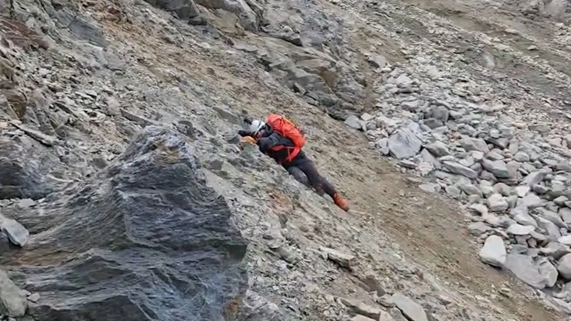 Mont Blanc'ın 'Ölüm Geçidi'nde Kaya Düşmesi: Tırmanıcılar Son Anda Kurtuldu