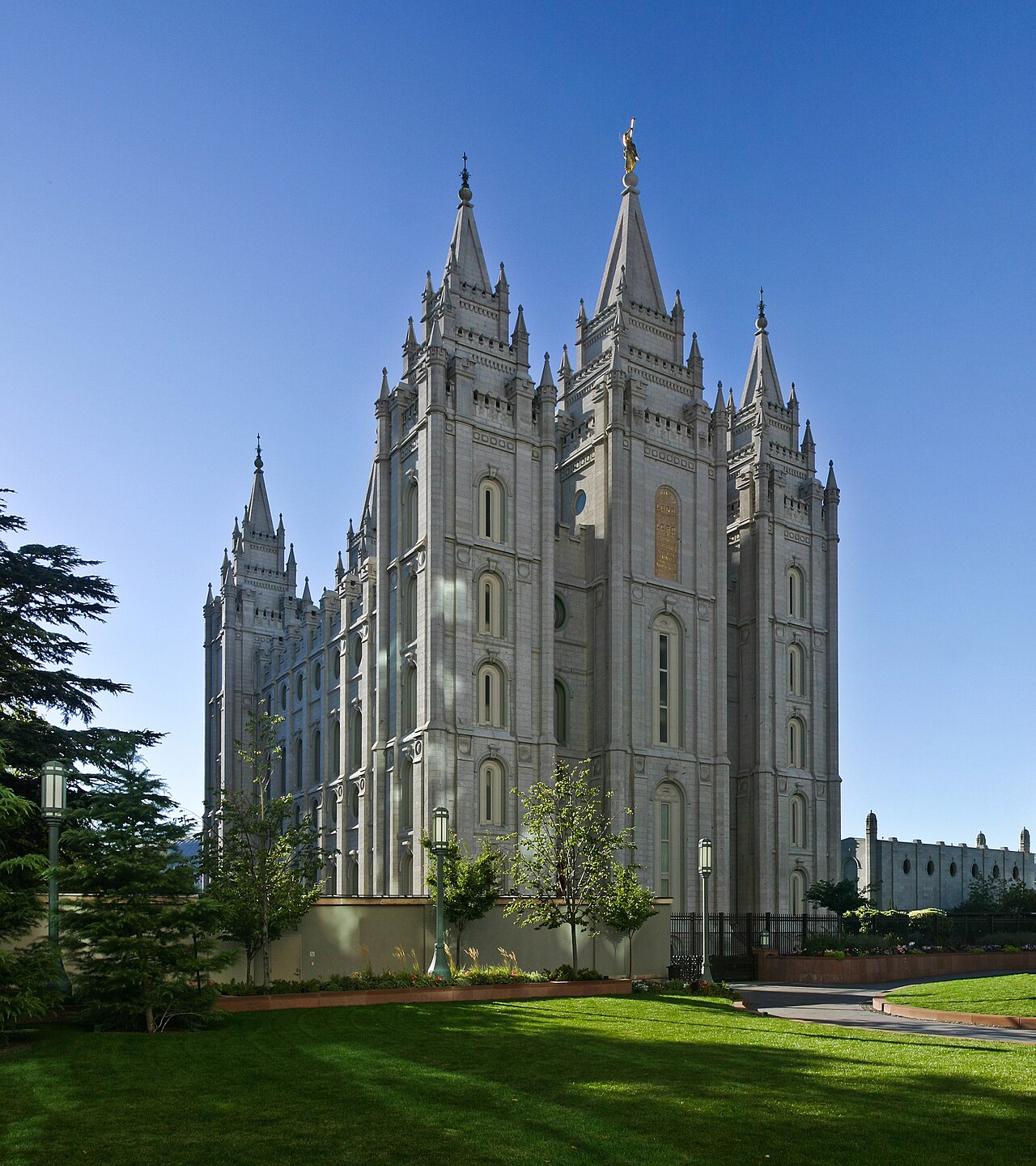Mormon Kilisesi Emlak İmparatorluğunu Değerlendiriyor