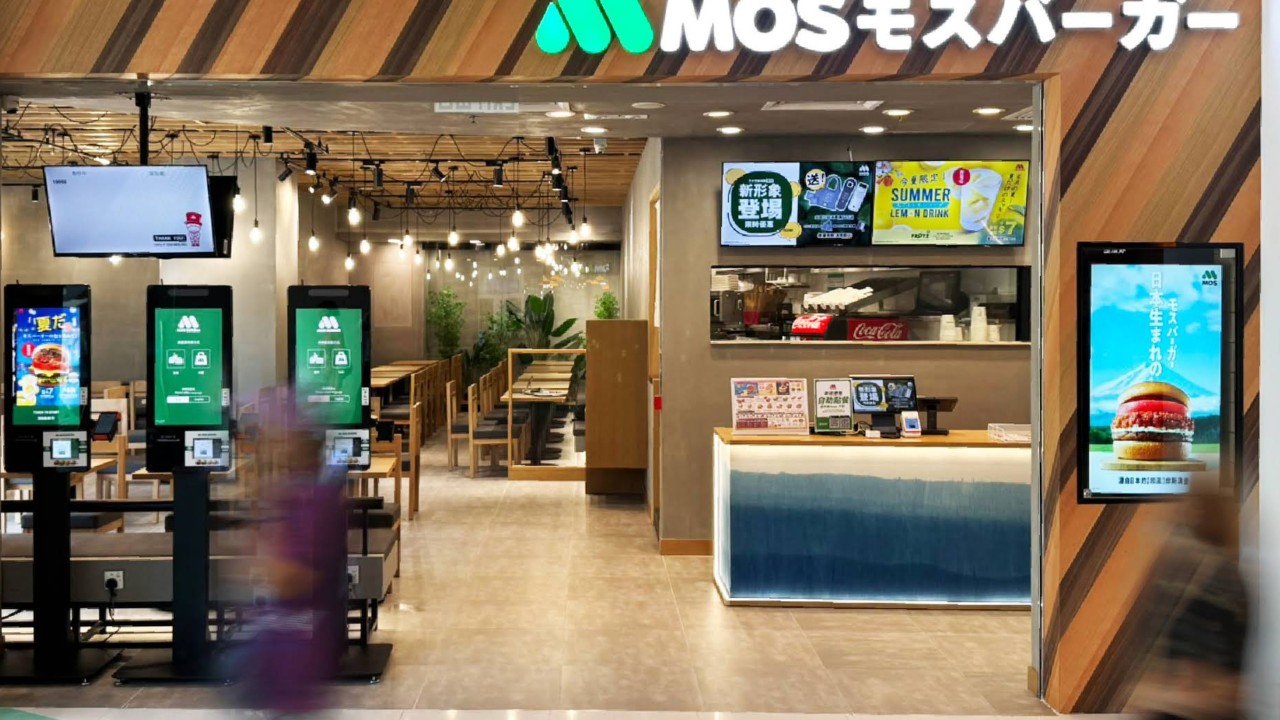 Mos Burger eski şube müdürü 'hayalet işçiler' dolandırıcılığıyla mahkemede