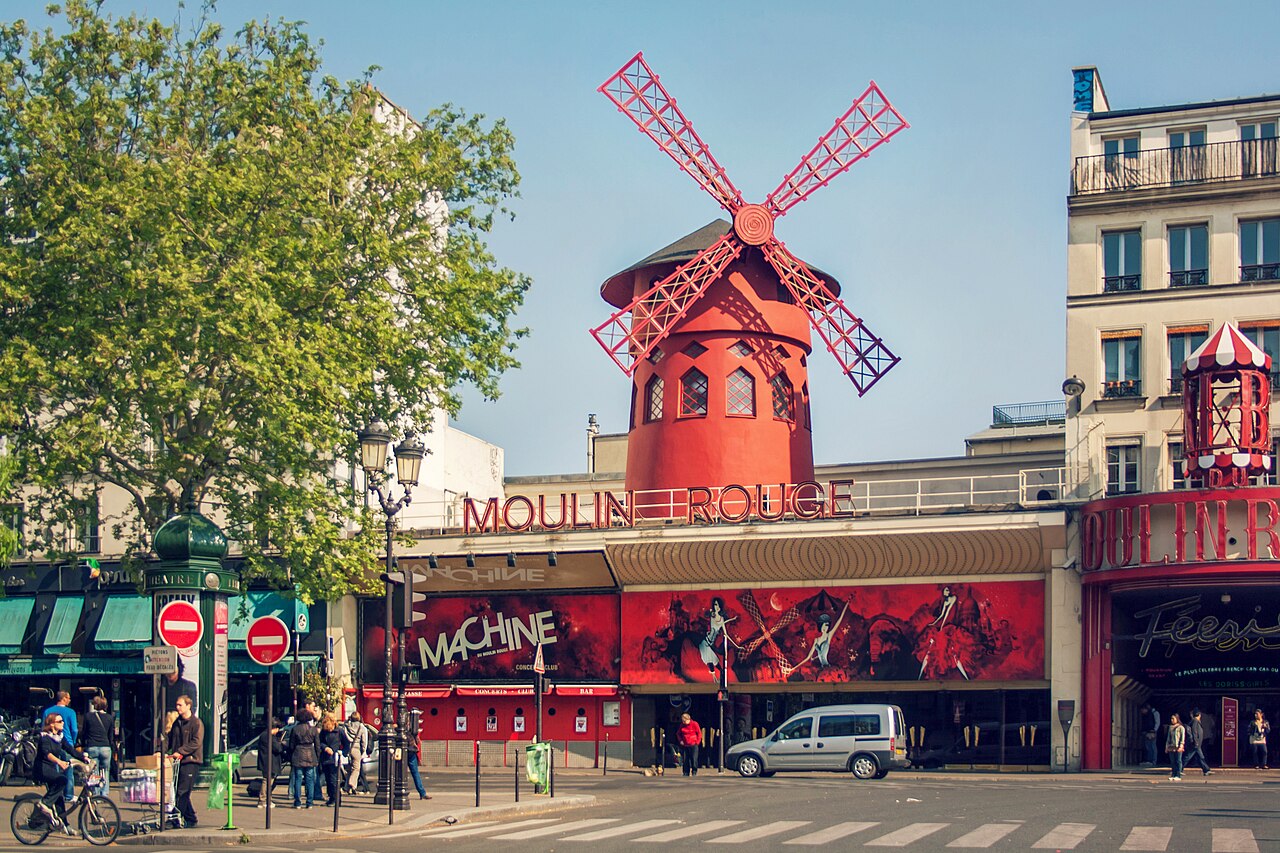 Moulin Rouge Dansçıları Paris'te Tour de France Finalini Karşıladı