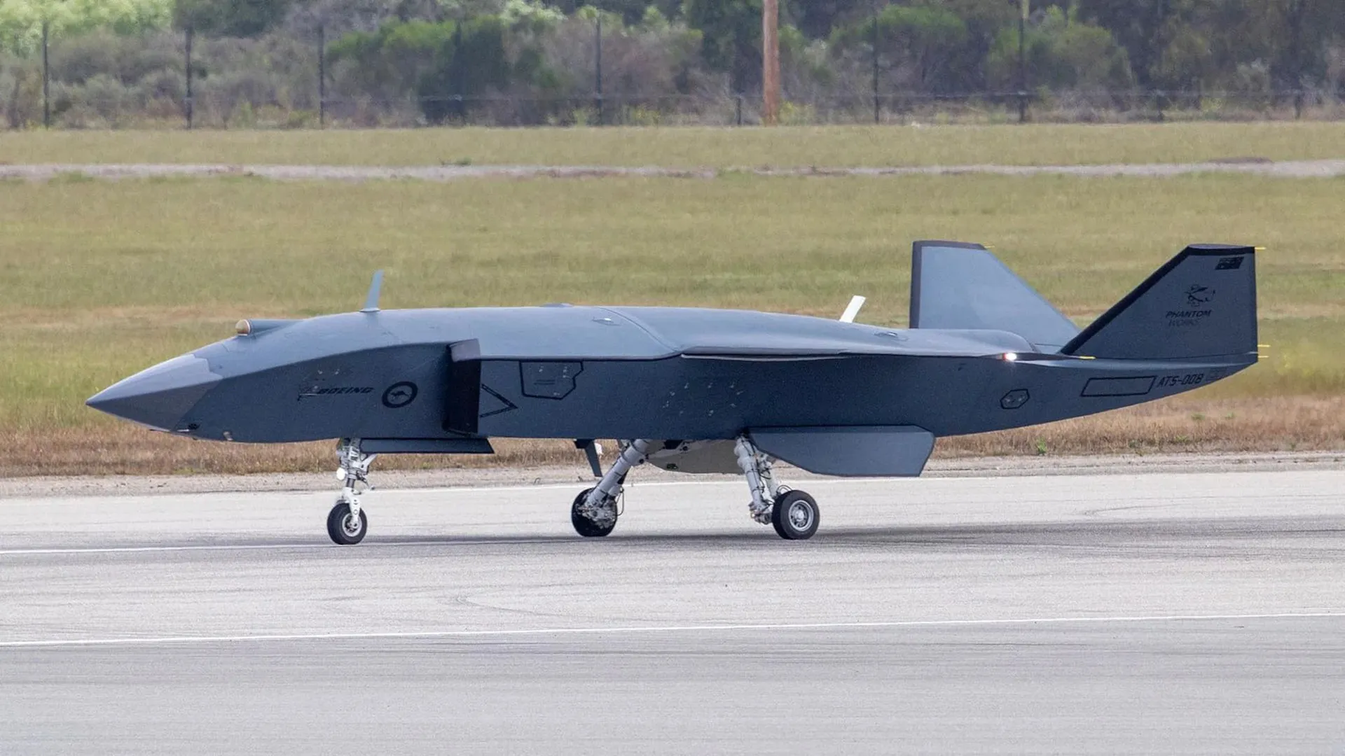 MQ-28 Ghost Bat ABD Deniz Üssü'nden Pasifik'te Uçuyor