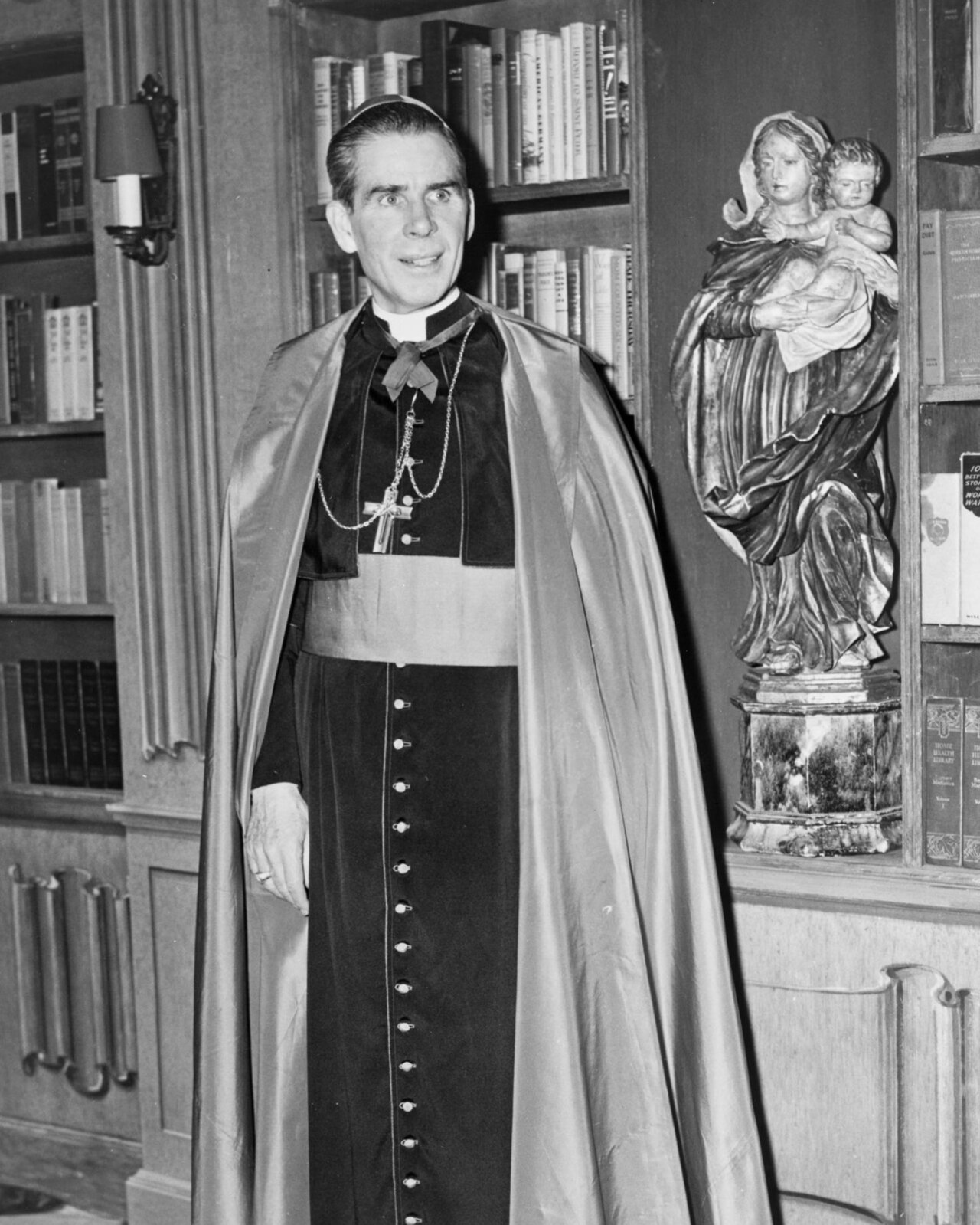 Muhafazakâr ABD doğumlu Papa Leo, Fulton Sheen'i övdü
