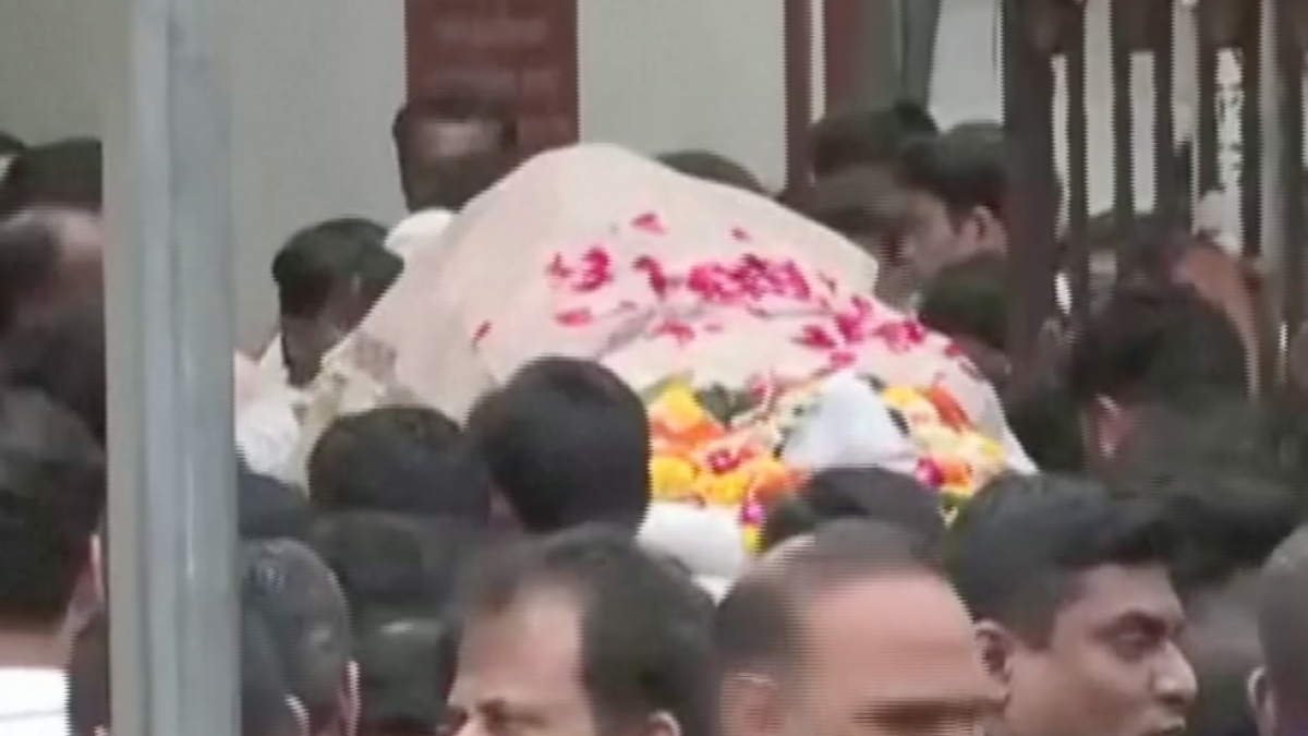 Mumbai'de Ganesha heykeli kalabalığın üzerine devrildi: 2 ölü