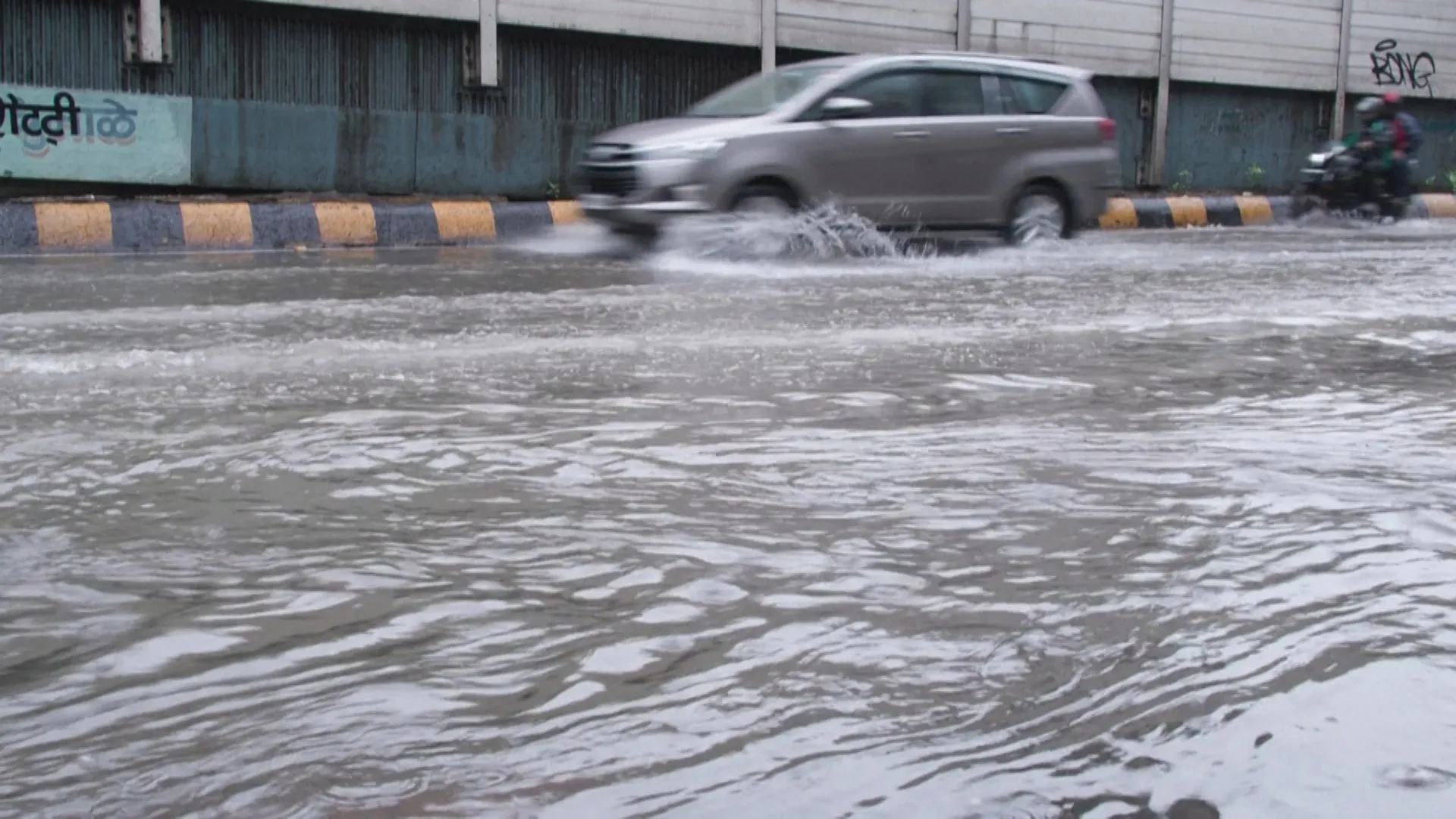 Yoğun Muson Yağışları Mumbai'yi Sular Altında Bıraktı