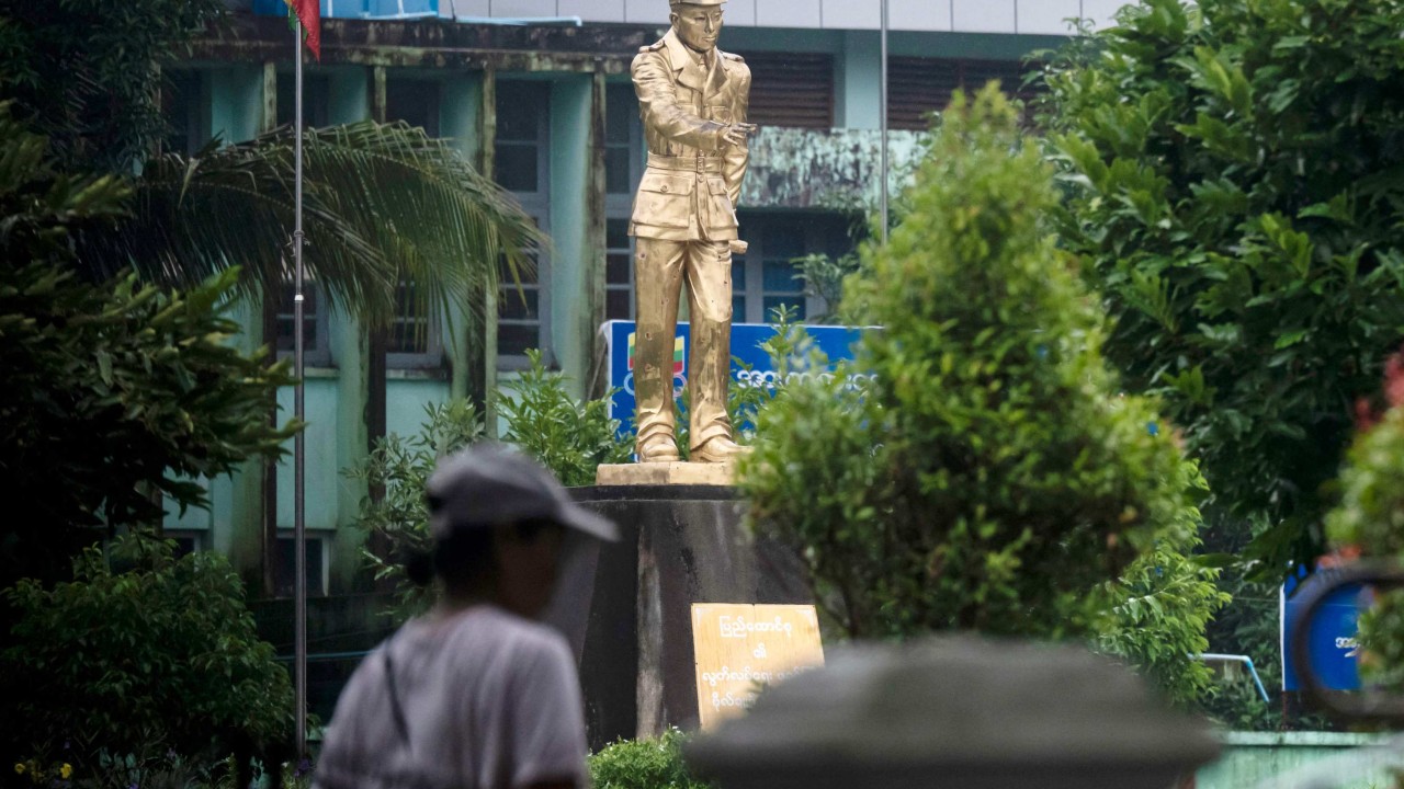 Myanmar'da Aung San Heykelleri Kaldırılıyor