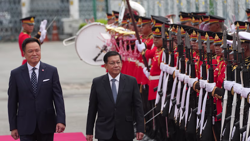 Myanmar'ın eski askeri lideri sivil lider olarak ilk Tayland ziyaretinde