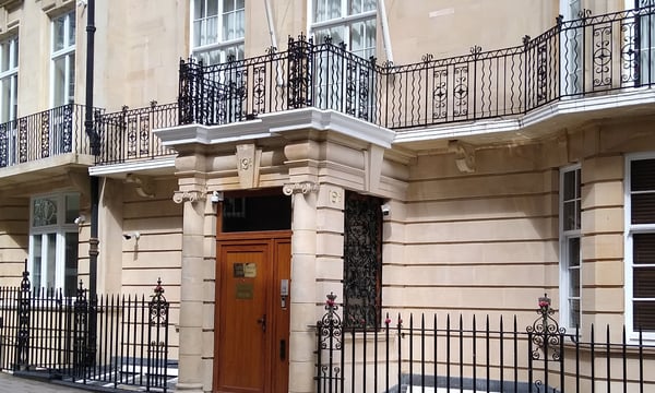 Myanmar'ın Eski Londra Büyükelçisi Diplomatik Konutta 'İzinsiz Girme' Suçlamasıyla Yargılanıyor