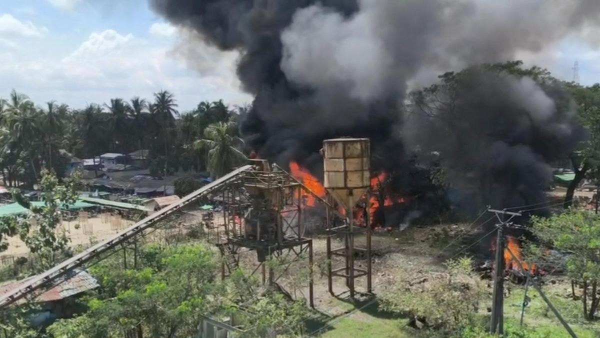 Myanmar'da Hava Saldırısı: 50 Sivil Hayatını Kaybetti