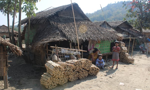 Myanmar'daki IDP Kampında Hayatta Kalma Mücadelesi