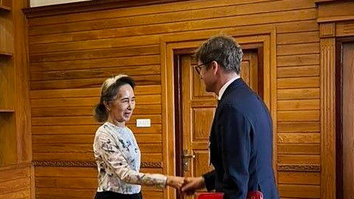 Myanmar'da Suu Kyi'den Kızılhaç yetkilisiyle görüşme