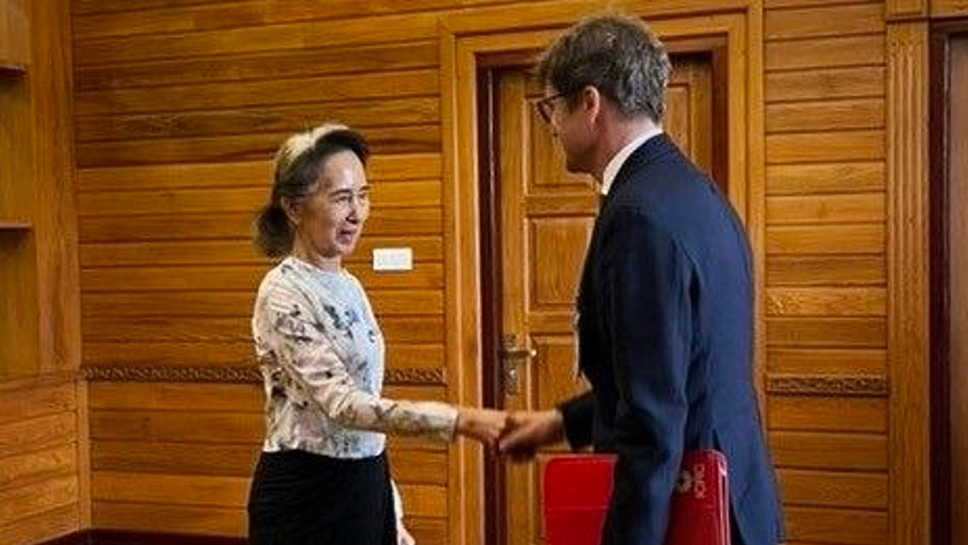 Myanmar'da Suu Kyi Kızılhaç Yetkilisiyle Görüştü