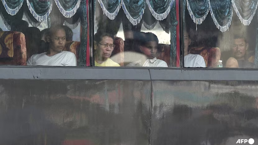 Myanmar'dan sınır dışı edilen göçmenler savaşın vurduğu ülkeye döndü
