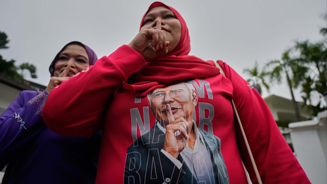 Najib Razak ev hapsi için para cezasını ödeyemiyor