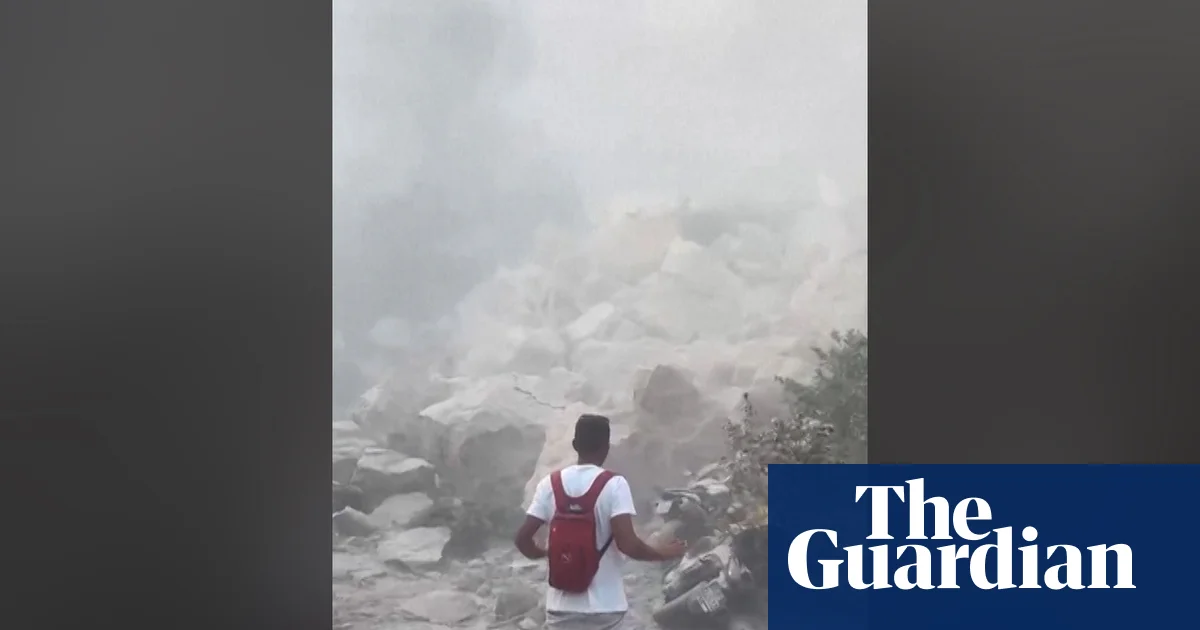 Napoli'deki Deprem Sonrası Pozzuoli'de Kaya Düşmesi: 300 Kişi Tahliye Edildi