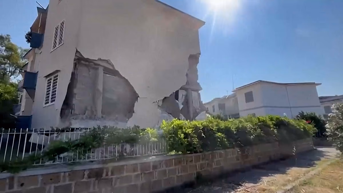 Napoli Depreminde 26 Yaralı, Pozzuoli'de Hasar Büyük