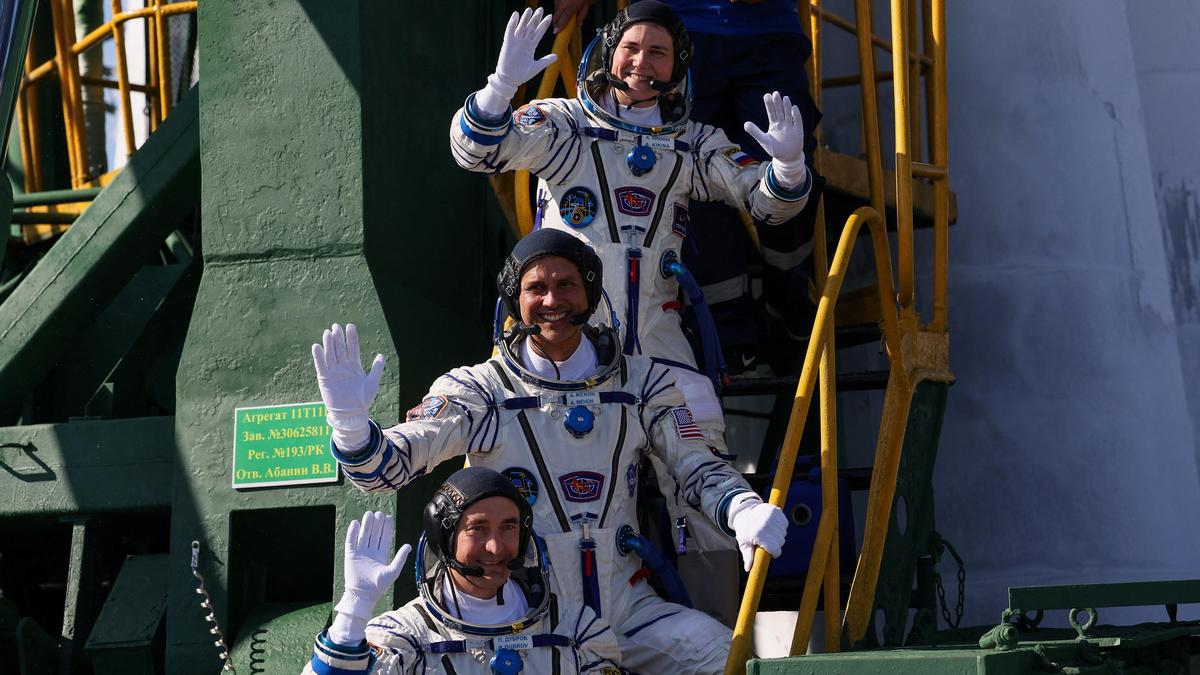 NASA Astronotu Anil Menon ve İki Kozmonot ISS'e Ulaştı