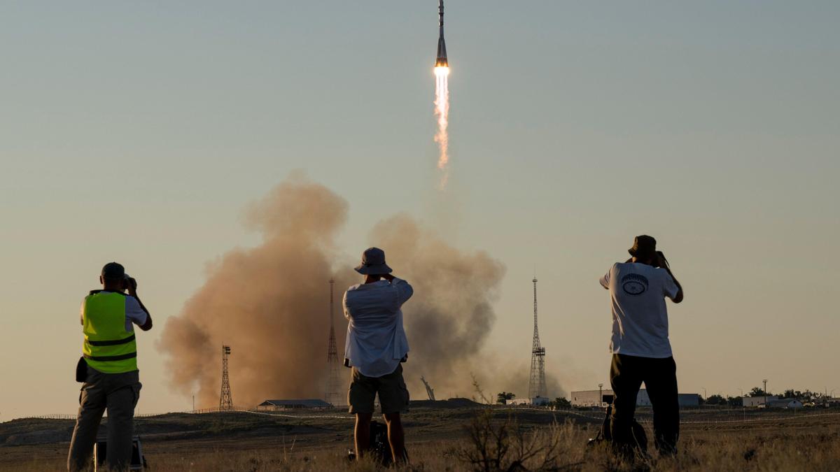 NASA astronotu Menon ve 2 Rus kozmonot ISS'ye fırlatıldı