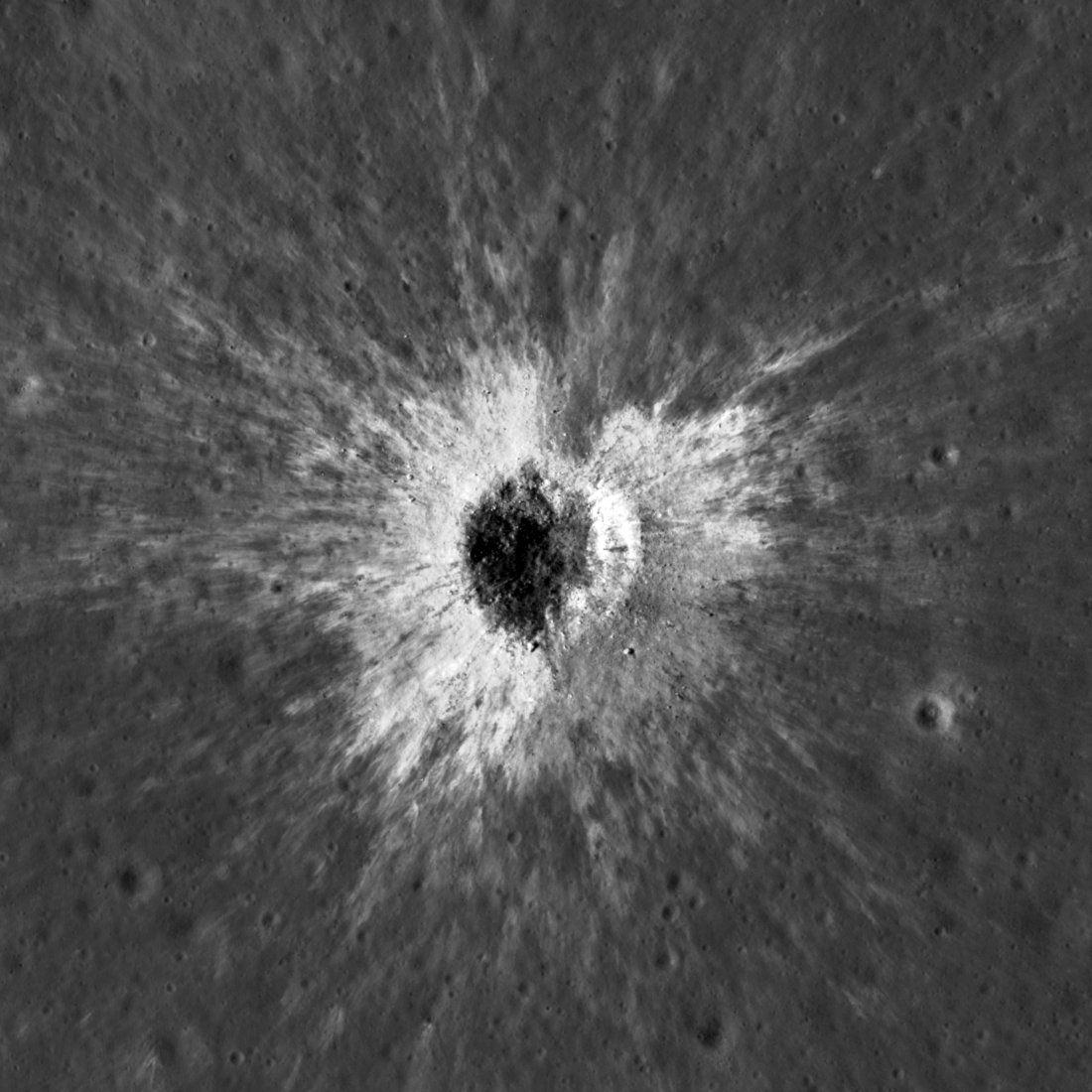 NASA, Ay'da 'yüzyılda bir' yeni krater keşfetti