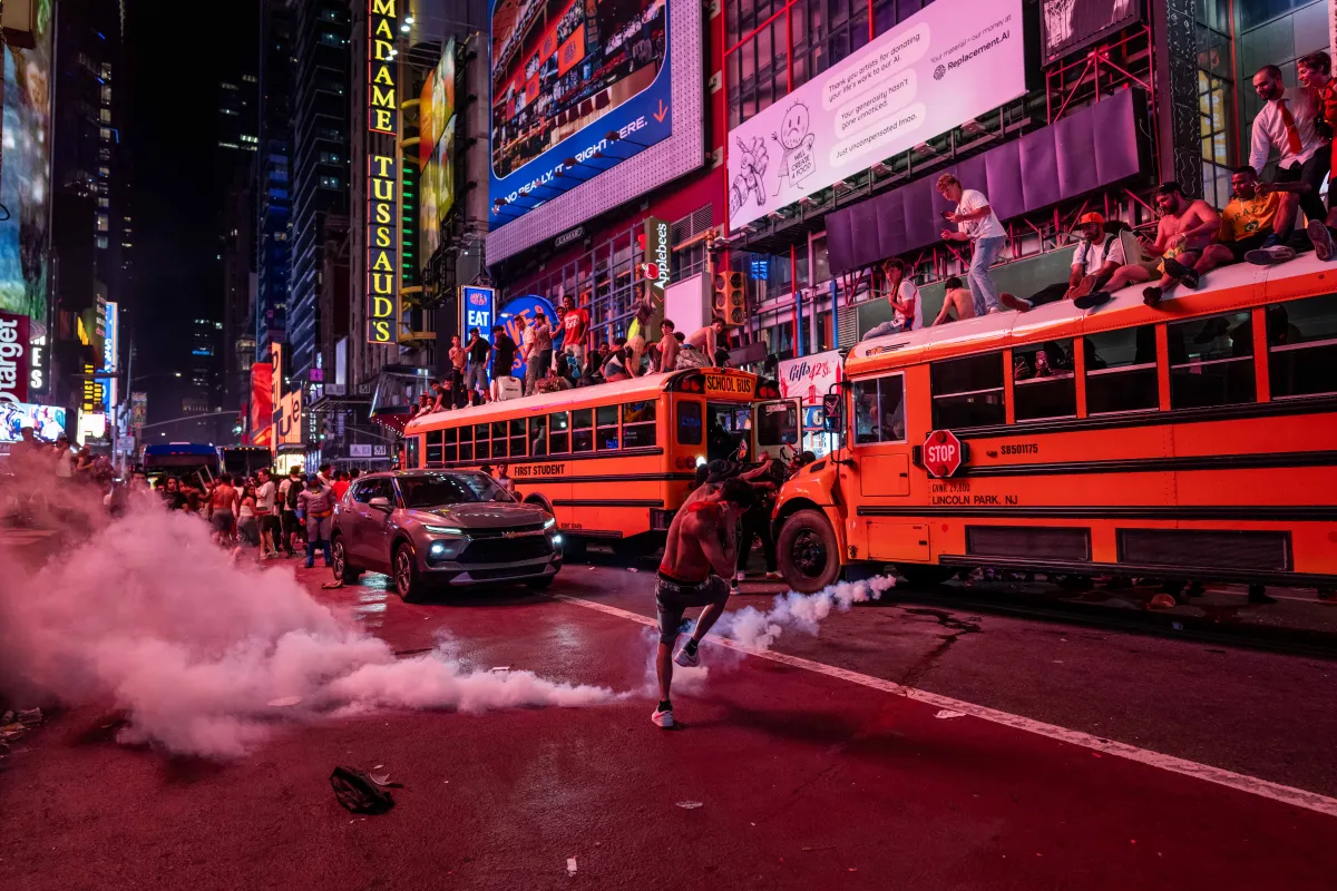 NBA Şampiyonluğu Kutlamalarında Times Square'de Okul Otobüsü Ateşe Verildi