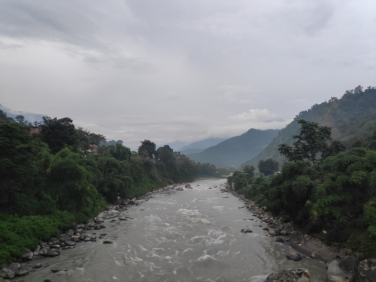 Nepal'de Budhi Gandaki Nehri'nde sel felaketi: Binalar sürüklendi