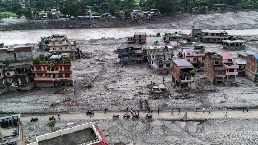Nepal ve Çin'deki felakette kayıp sayısı 3 bine yaklaşırken kurtarma ekipleri tünelde