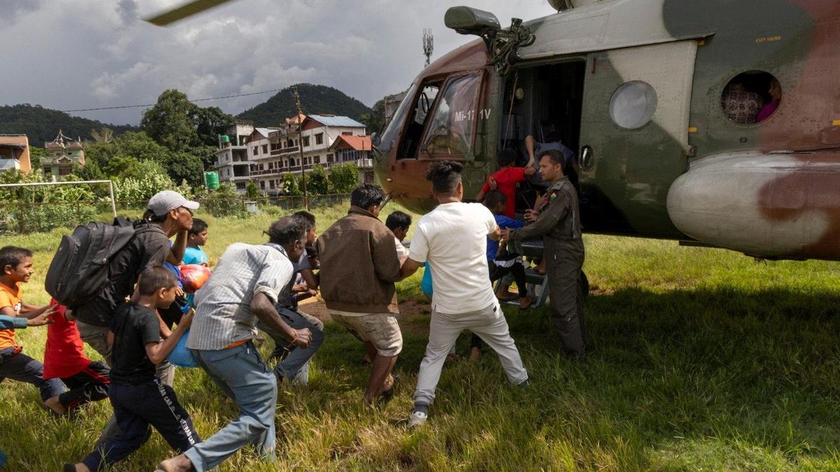 Nepal-Çin Sınırında Sel Felaketi: Dördüncü Gün, Hava Kurtarmayı Zorlaştırıyor