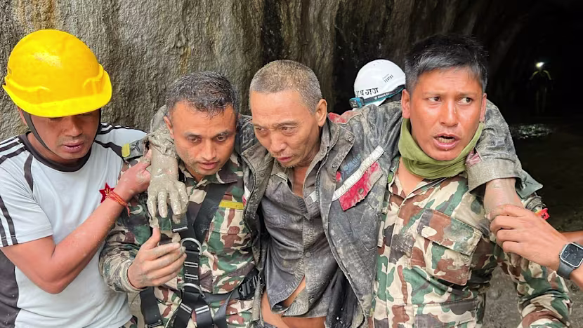 Nepal'de Deprem Kurtarma: Mucize Kurtuluşlar Umut Veriyor