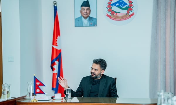 Nepal'de İktidar Mücadelesi: Başbakan ve Parti Lideri Karşı Karşıya